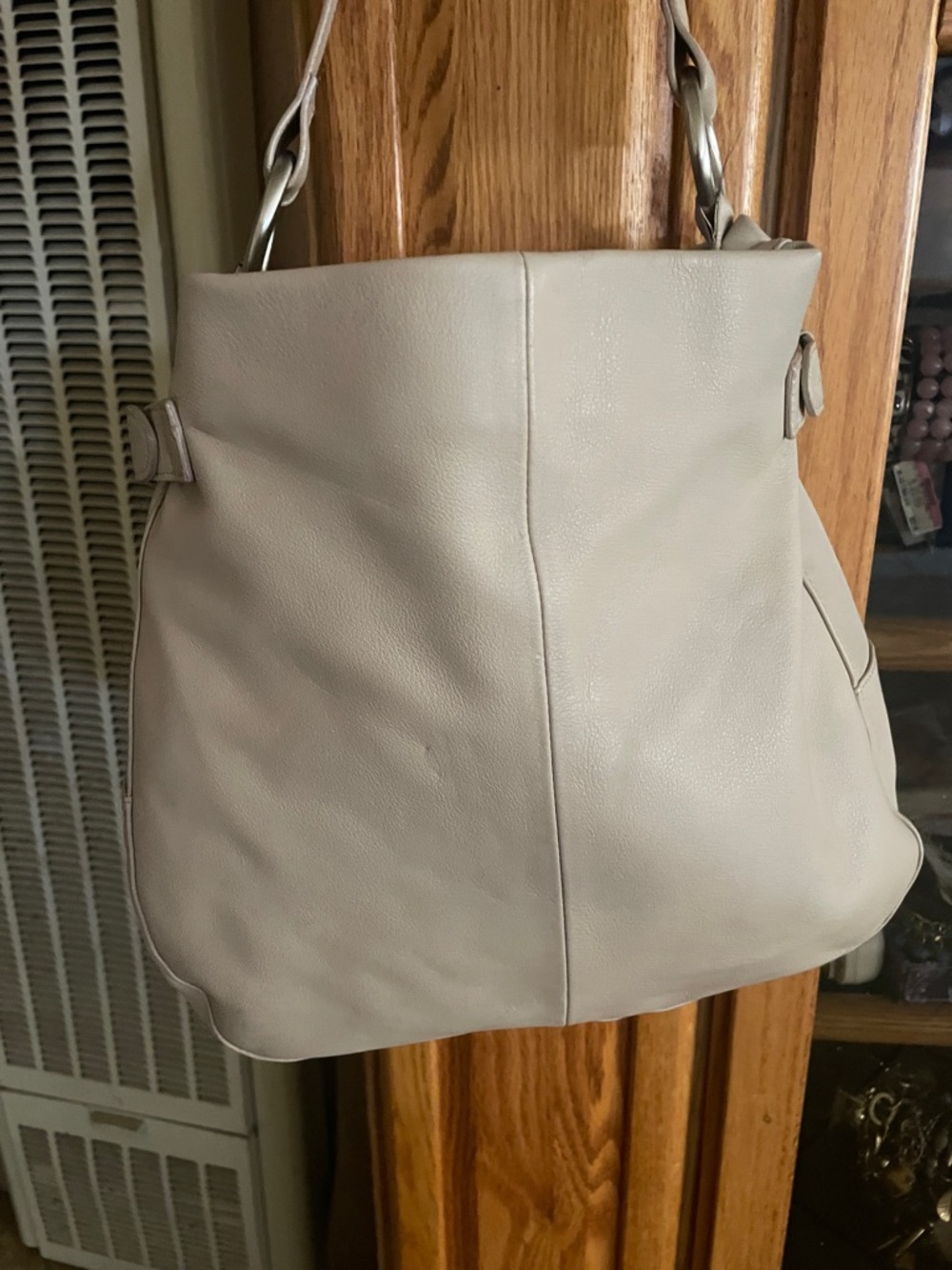 Elegant Cream Leather Shoulder Bag - Picture 8 of 12